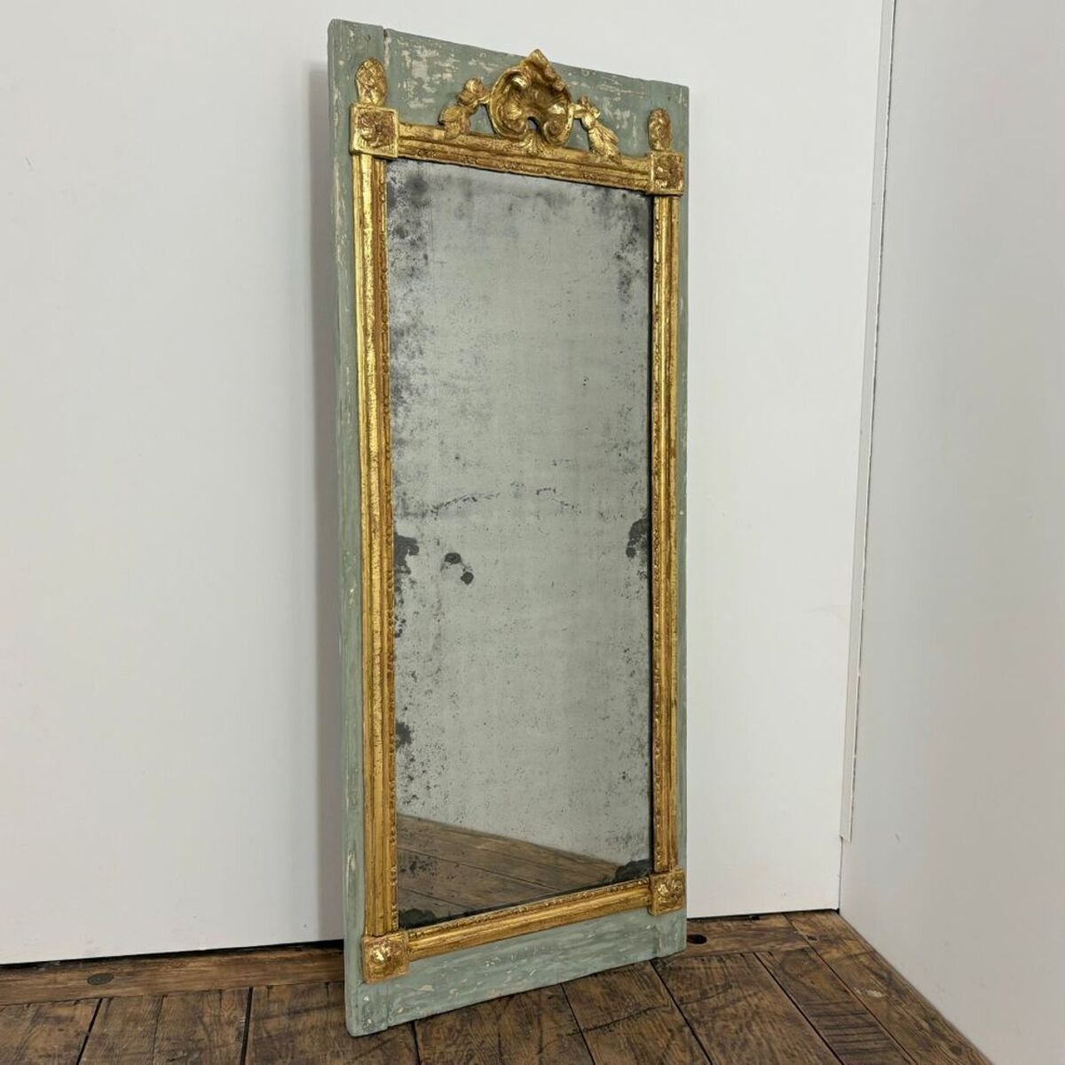 Beautiful mirror between two 18th-century wood paneling panels in carved gilded wood on a painted background - JAA