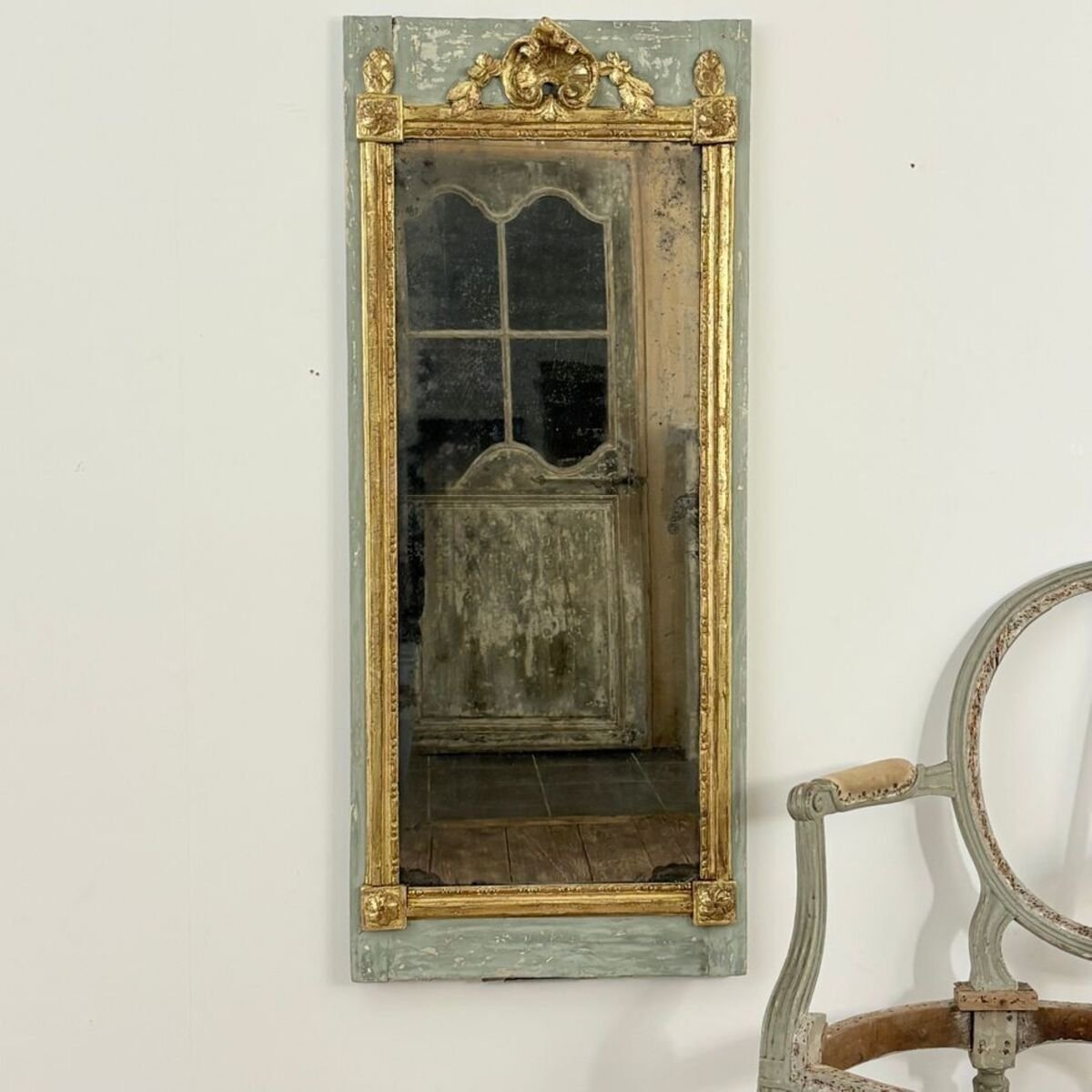 Beautiful mirror between two 18th-century wood paneling panels in carved gilded wood on a painted background - JAA