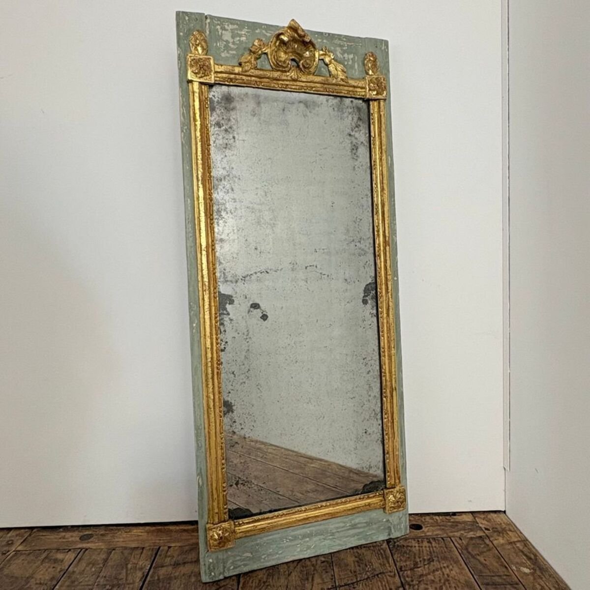 Beautiful mirror between two 18th-century wood paneling panels in carved gilded wood on a painted background - JAA