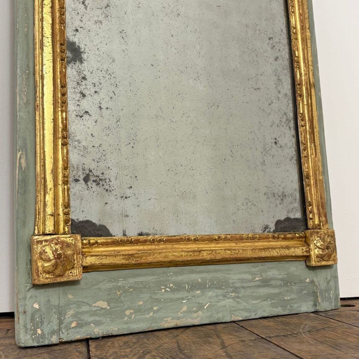Beautiful mirror between two 18th-century wood paneling panels in carved gilded wood on a painted background - JAA