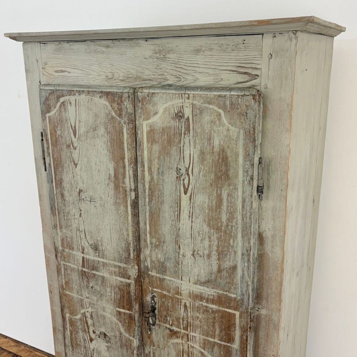 Charming small 18th-century painted pine cabinet from Uzès - JAA