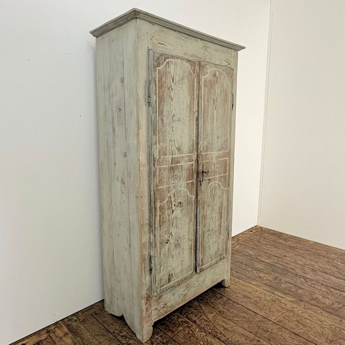 Charming small 18th-century painted pine cabinet from Uzès - JAA