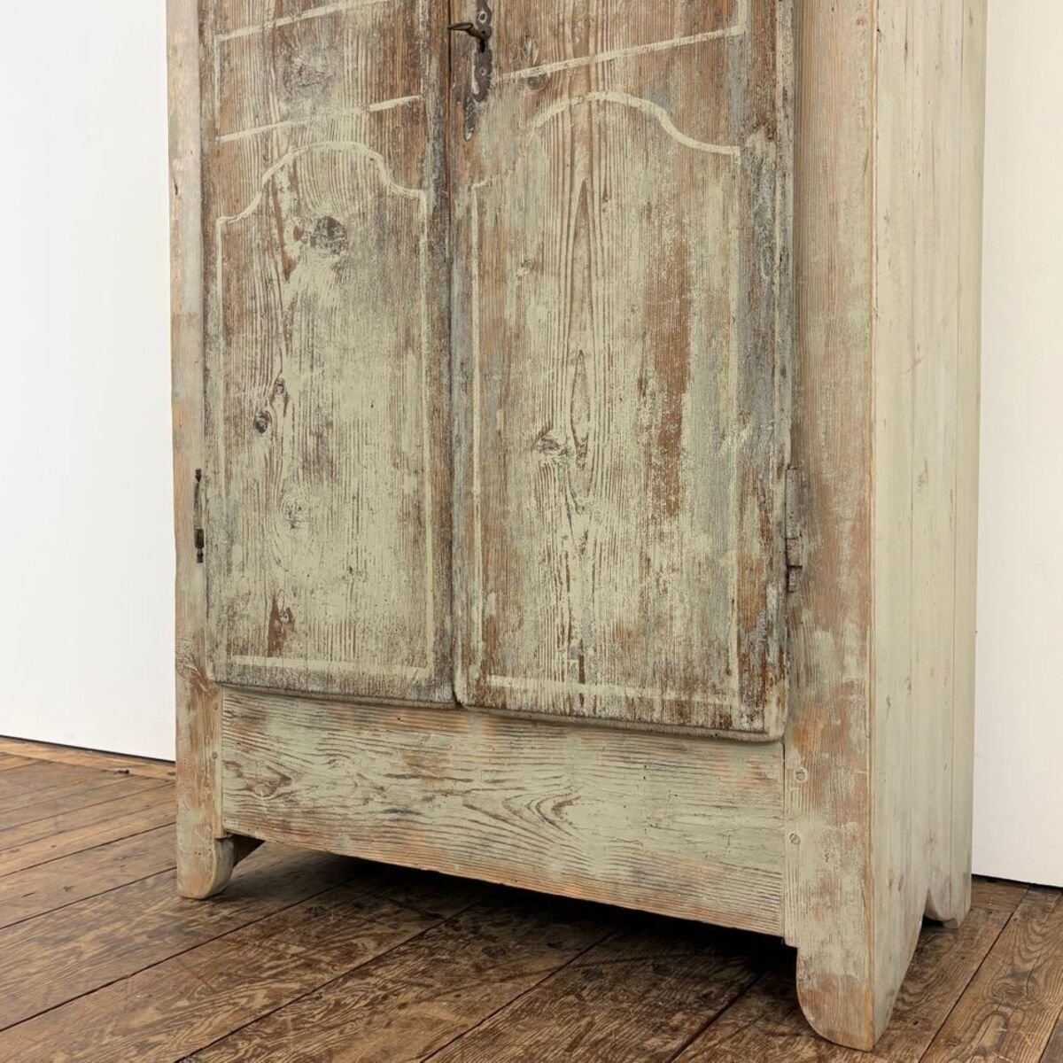 Charming small 18th-century painted pine cabinet from Uzès - JAA