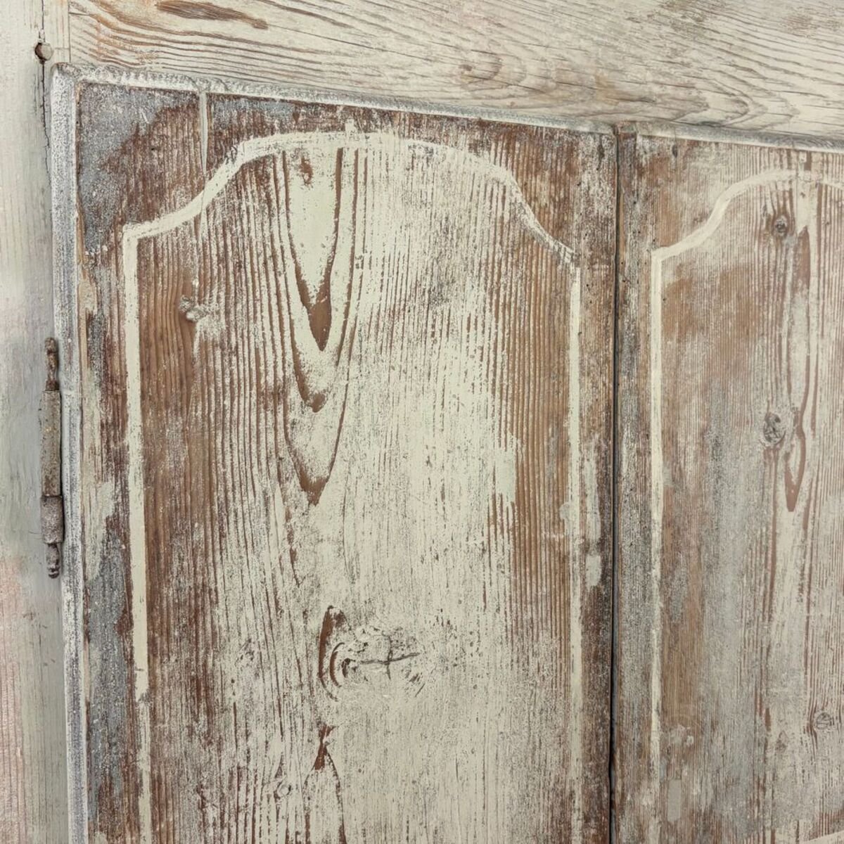 Charming small 18th-century painted pine cabinet from Uzès - JAA