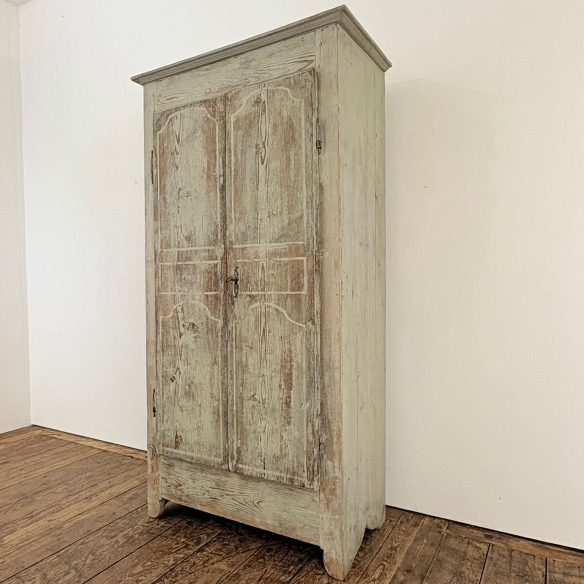 Charming small 18th-century painted pine cabinet from Uzès - JAA