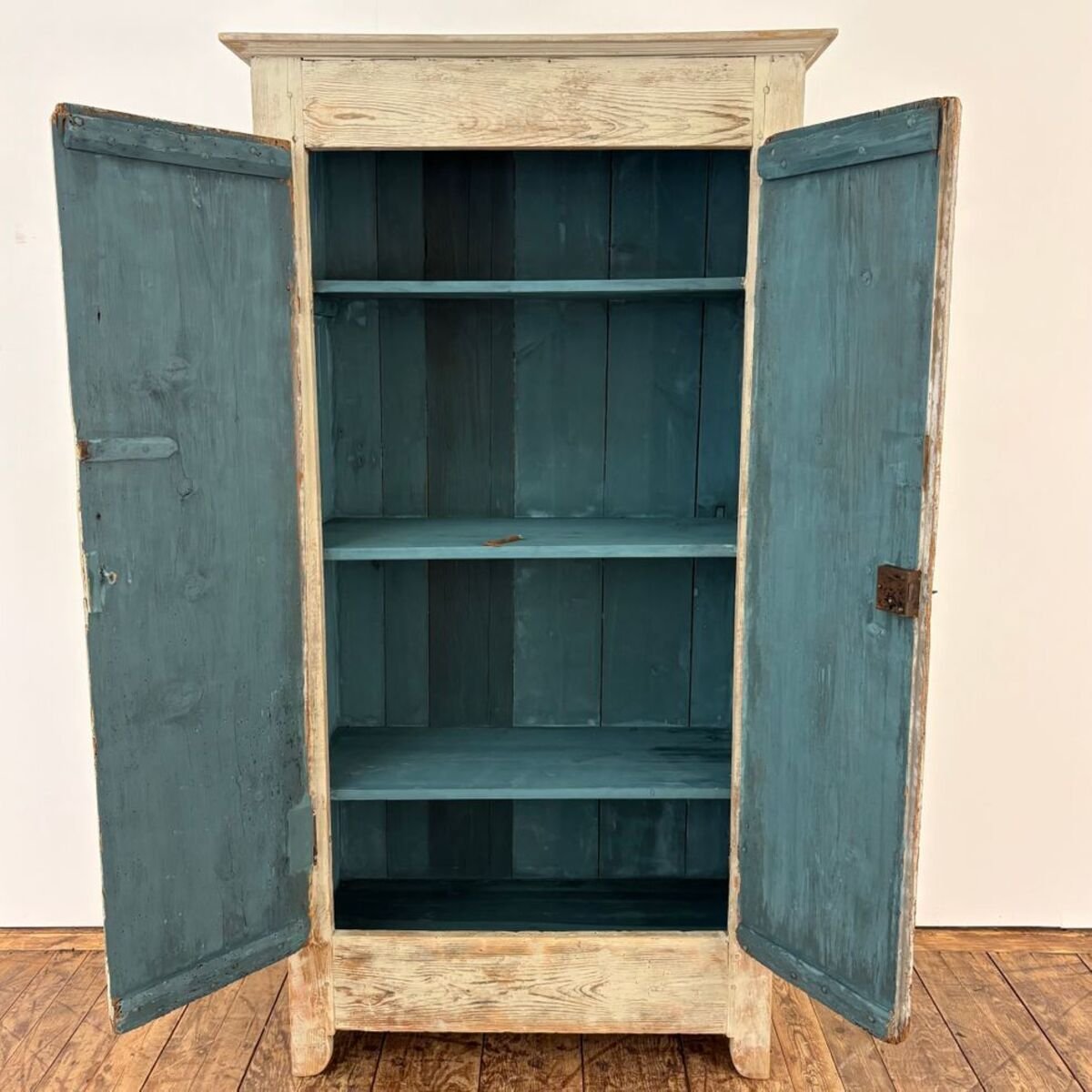 Charming small 18th-century painted pine cabinet from Uzès - JAA