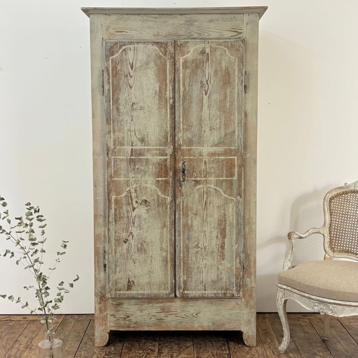 Charming small 18th-century painted pine cabinet from Uzès - JAA