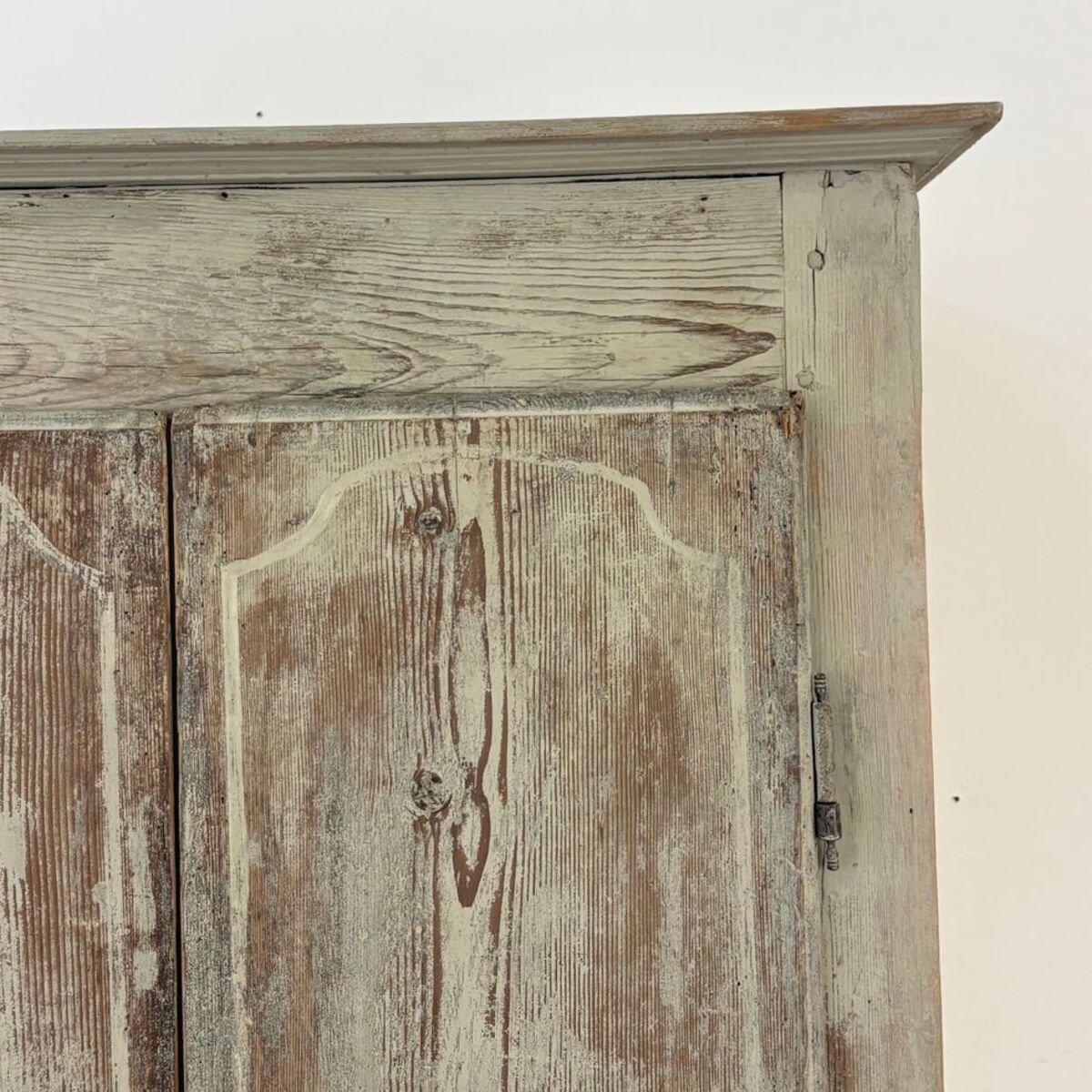 Charming small 18th-century painted pine cabinet from Uzès - JAA