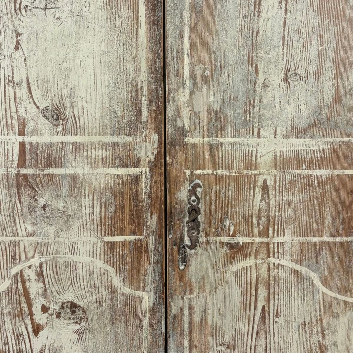 Charming small 18th-century painted pine cabinet from Uzès - JAA