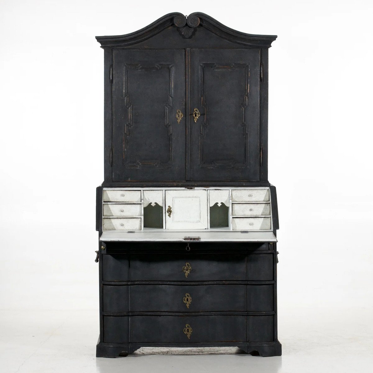 This finely crafted two-part bureau, circa 1750 - JAA
