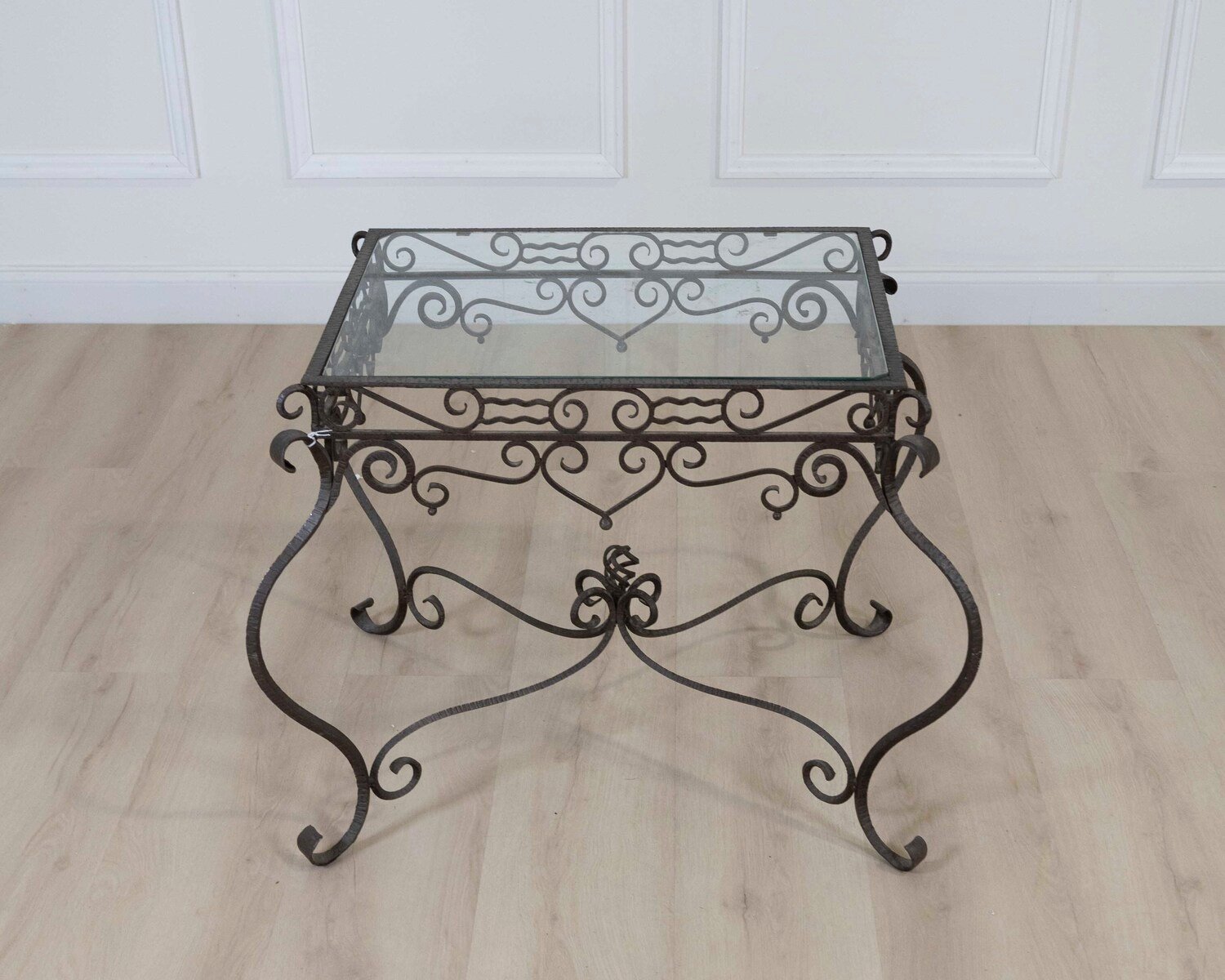 In the style of Edgar Brandt: hammered iron ceremonial table, Art Deco period, circa 1940, glass top. - JAA