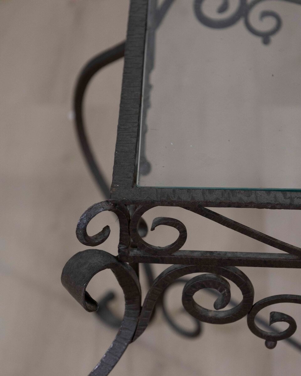 In the style of Edgar Brandt: hammered iron ceremonial table, Art Deco period, circa 1940, glass top. - JAA