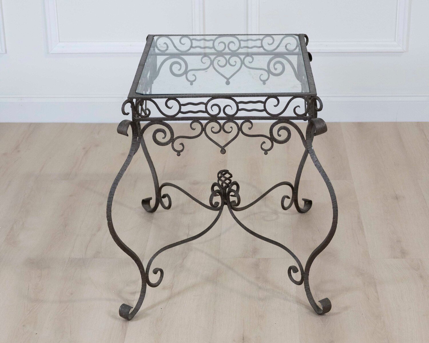 In the style of Edgar Brandt: hammered iron ceremonial table, Art Deco period, circa 1940, glass top. - JAA