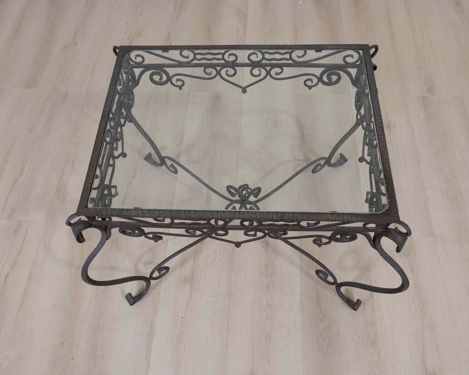In the style of Edgar Brandt: hammered iron ceremonial table, Art Deco period, circa 1940, glass top. - JAA