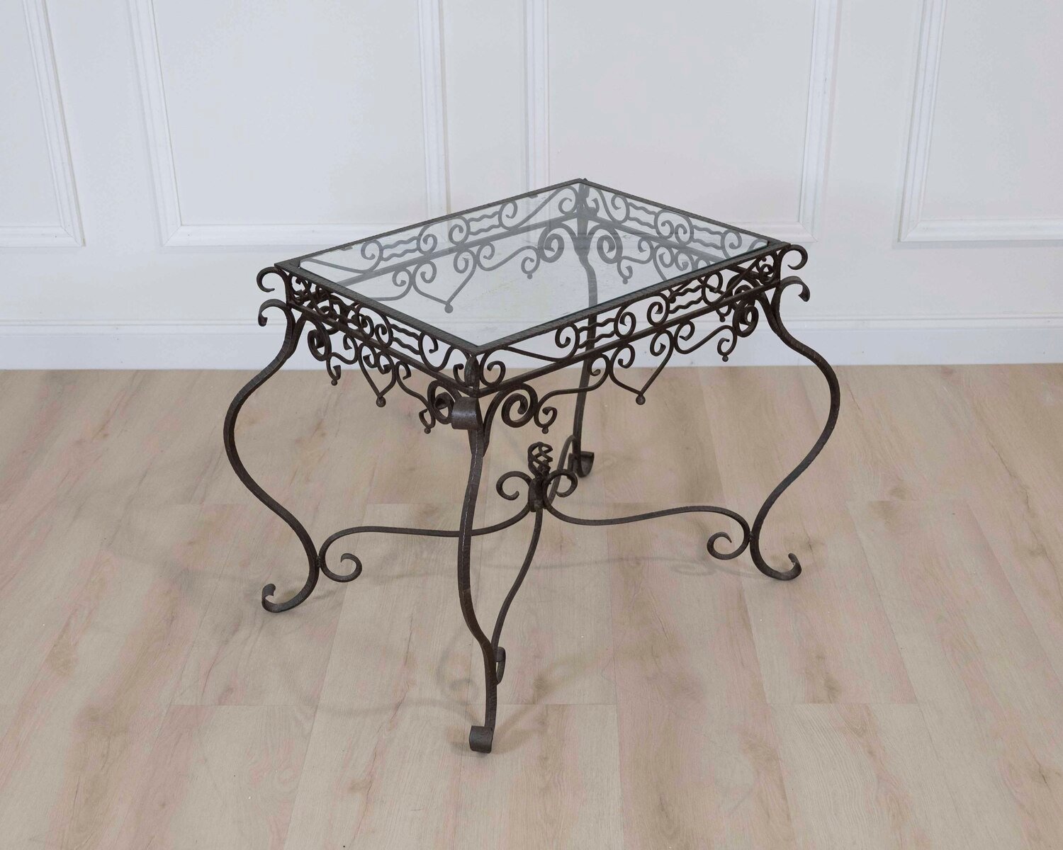 In the style of Edgar Brandt: hammered iron ceremonial table, Art Deco period, circa 1940, glass top. - JAA