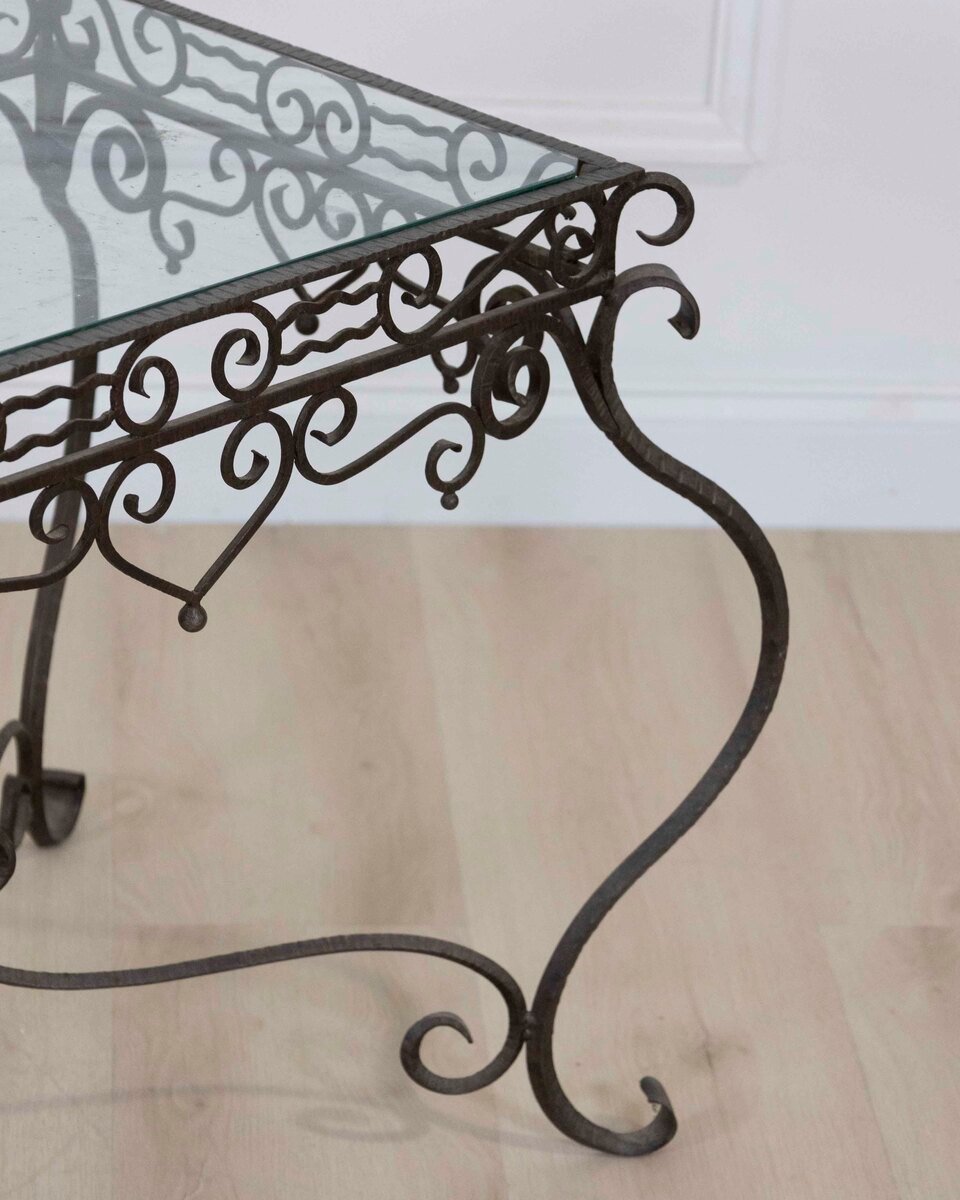 In the style of Edgar Brandt: hammered iron ceremonial table, Art Deco period, circa 1940, glass top. - JAA