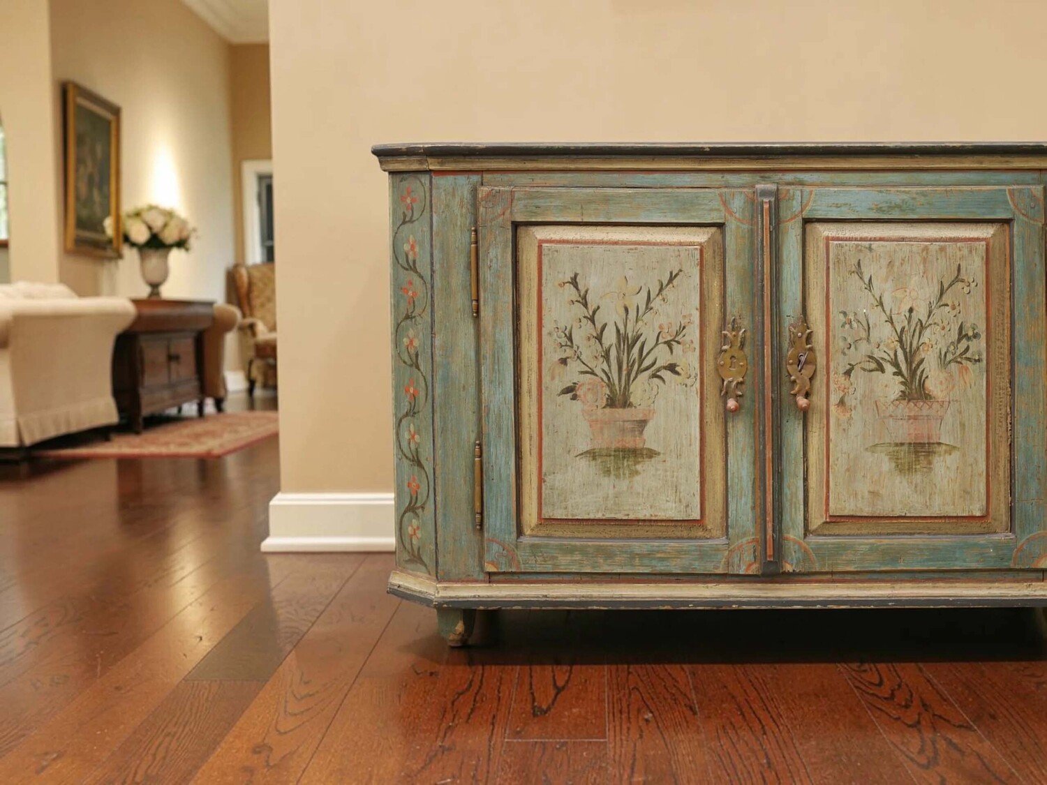 Painted Tyrolean sideboard with chamfered edges, made of painted softwood, datable to around 1820. - JAA