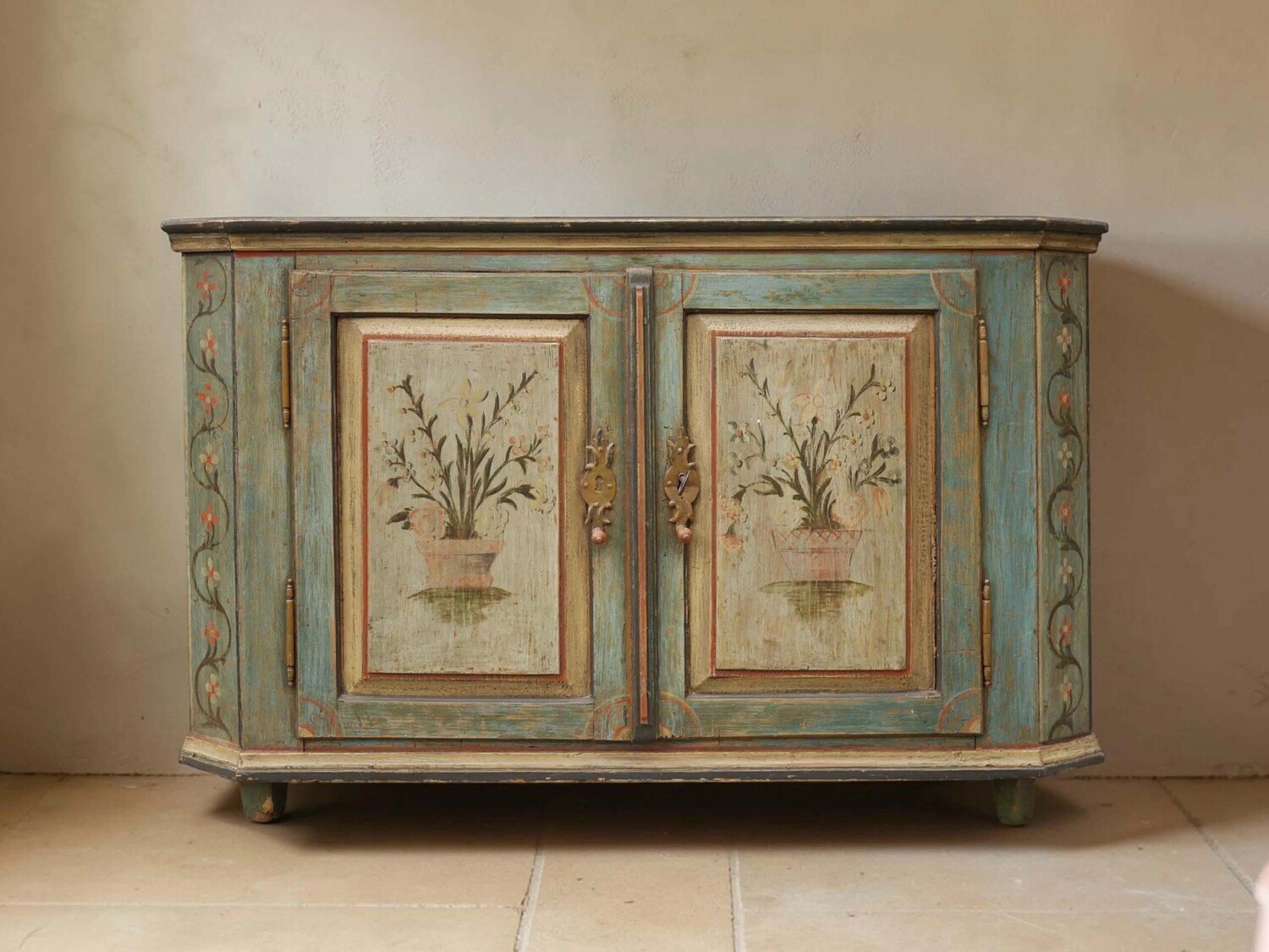Painted Tyrolean sideboard with chamfered edges, made of painted softwood, datable to around 1820. - JAA