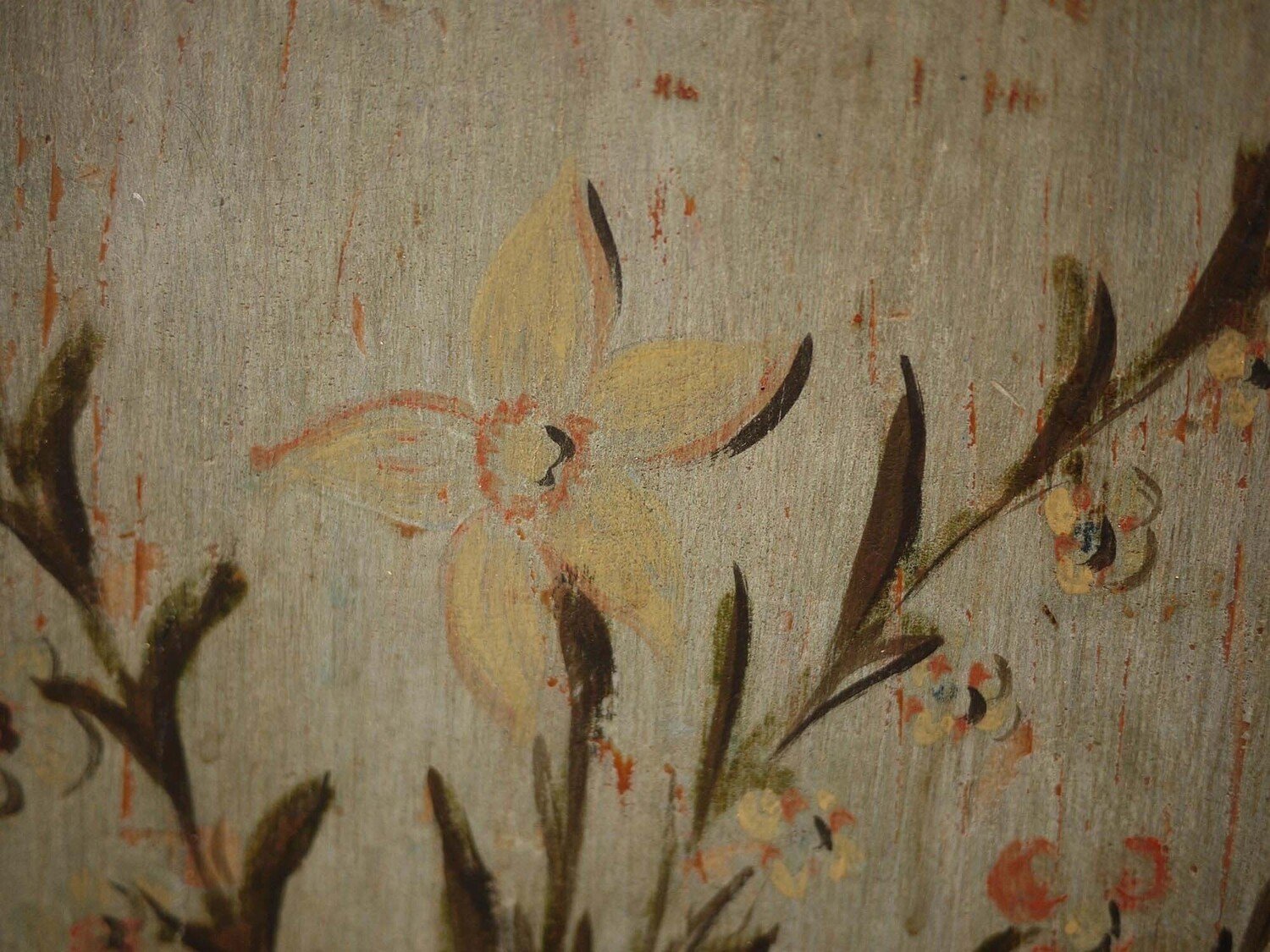 Painted Tyrolean sideboard with chamfered edges, made of painted softwood, datable to around 1820. - JAA