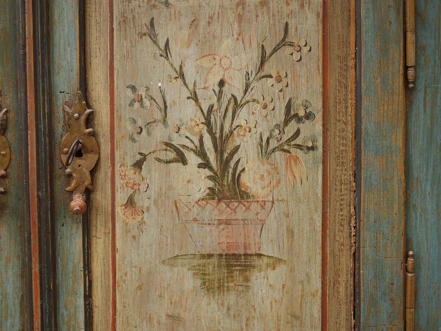 Painted Tyrolean sideboard with chamfered edges, made of painted softwood, datable to around 1820. - JAA