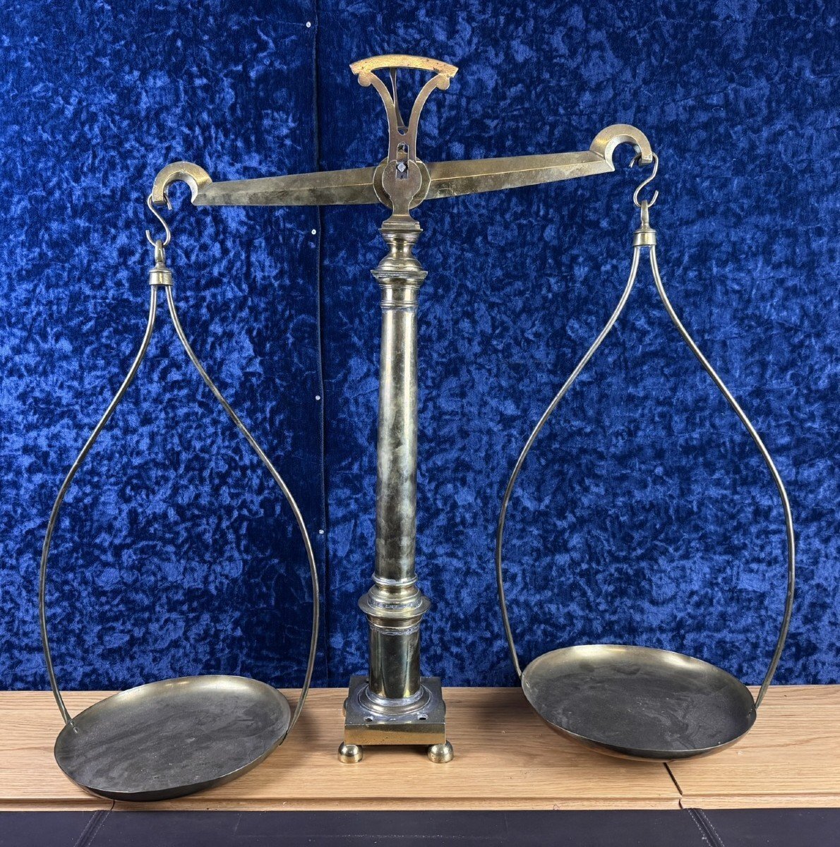Monumental apothecary scale in bronze and gilded brass from the 19th century, - JAA