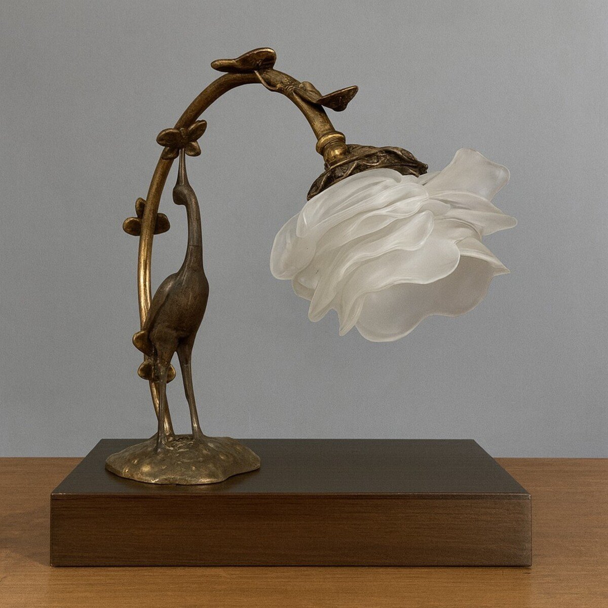 Large Art Nouveau Heron Lamp in bronze with double patina circa 1900 pressed glass tulip arch with leaf decoration - JAA