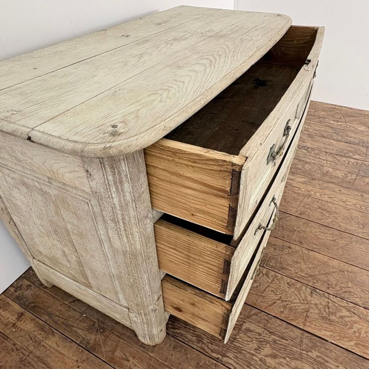 On Hold - 18th century oak chest of drawers - JAA