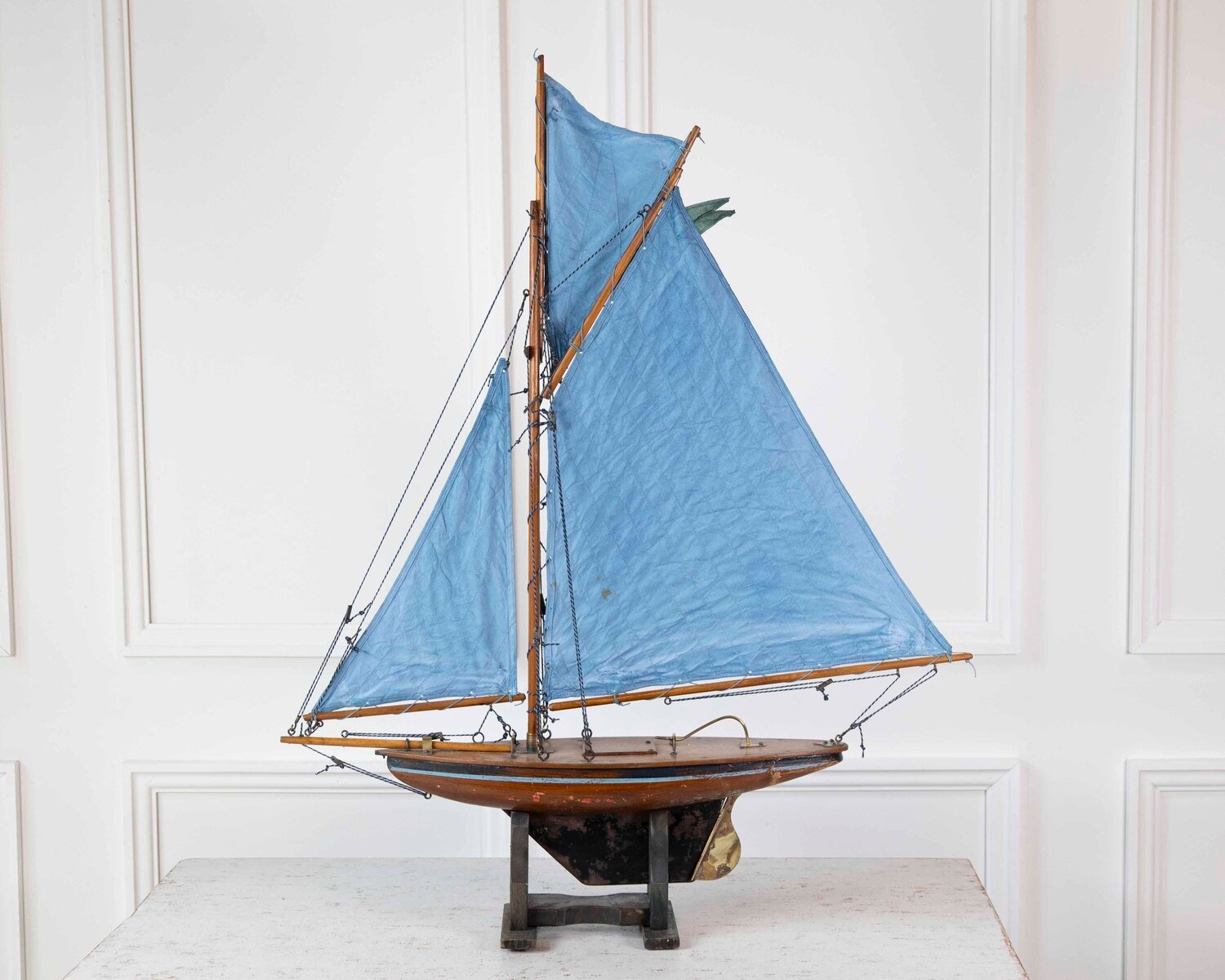 English 20th Century Carved Wood Gaff Cutter Pond Yacht - JAA