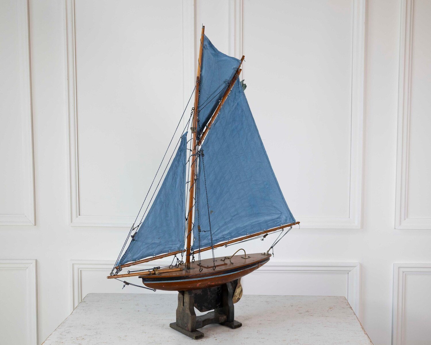English 20th Century Carved Wood Gaff Cutter Pond Yacht - JAA