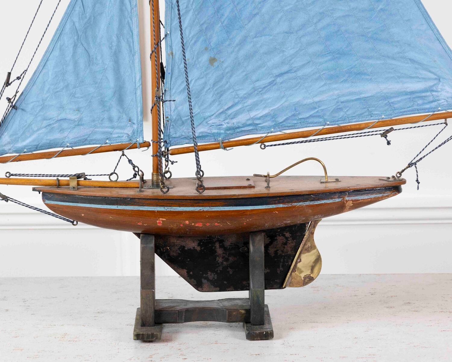 English 20th Century Carved Wood Gaff Cutter Pond Yacht - JAA