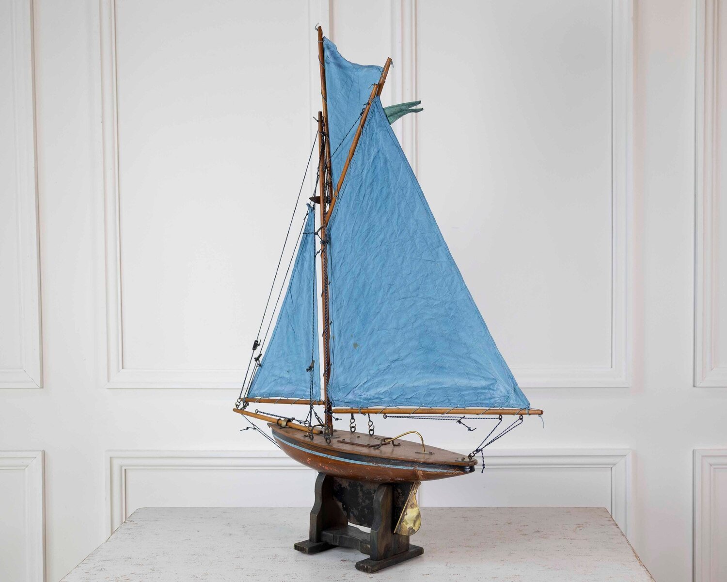 English 20th Century Carved Wood Gaff Cutter Pond Yacht - JAA