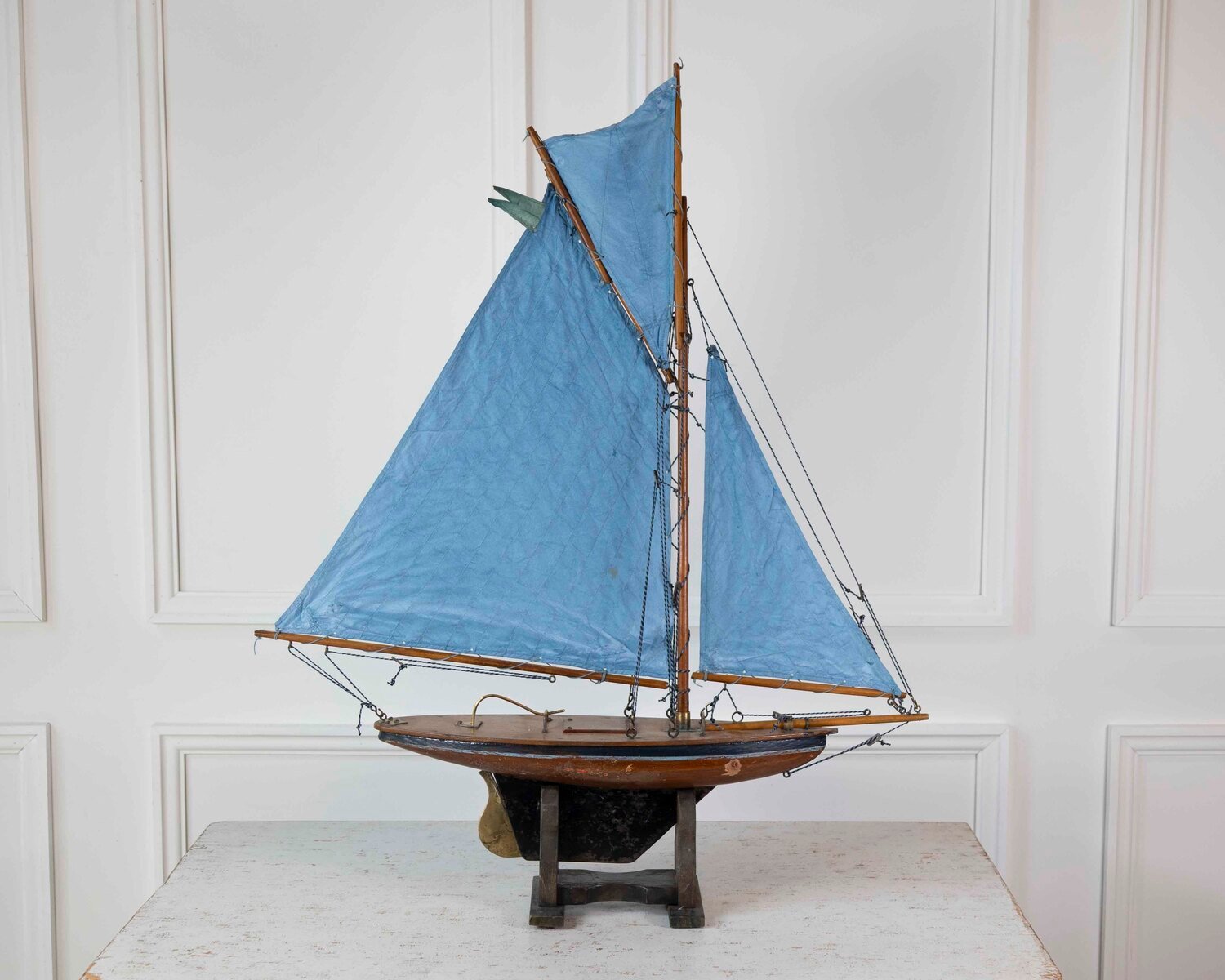 English 20th Century Carved Wood Gaff Cutter Pond Yacht - JAA