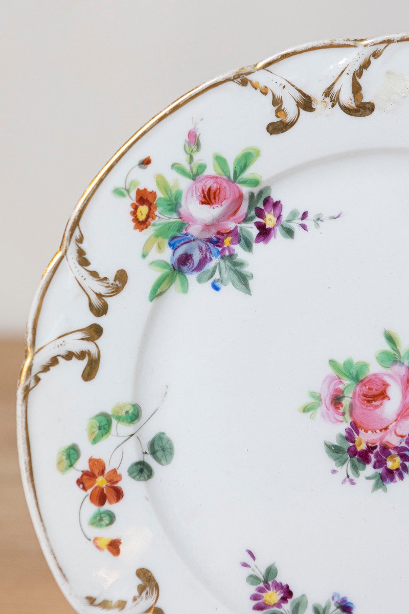 French Napoléon III Porcelain de Paris Plates with Floral Décor, Eight Available. - JAA