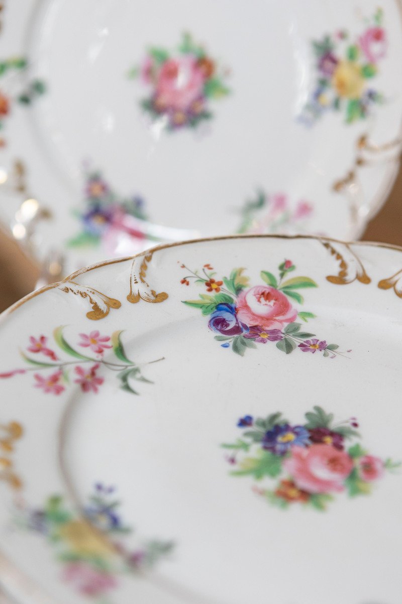 French Napoléon III Porcelain de Paris Plates with Floral Décor, Eight Available. - JAA