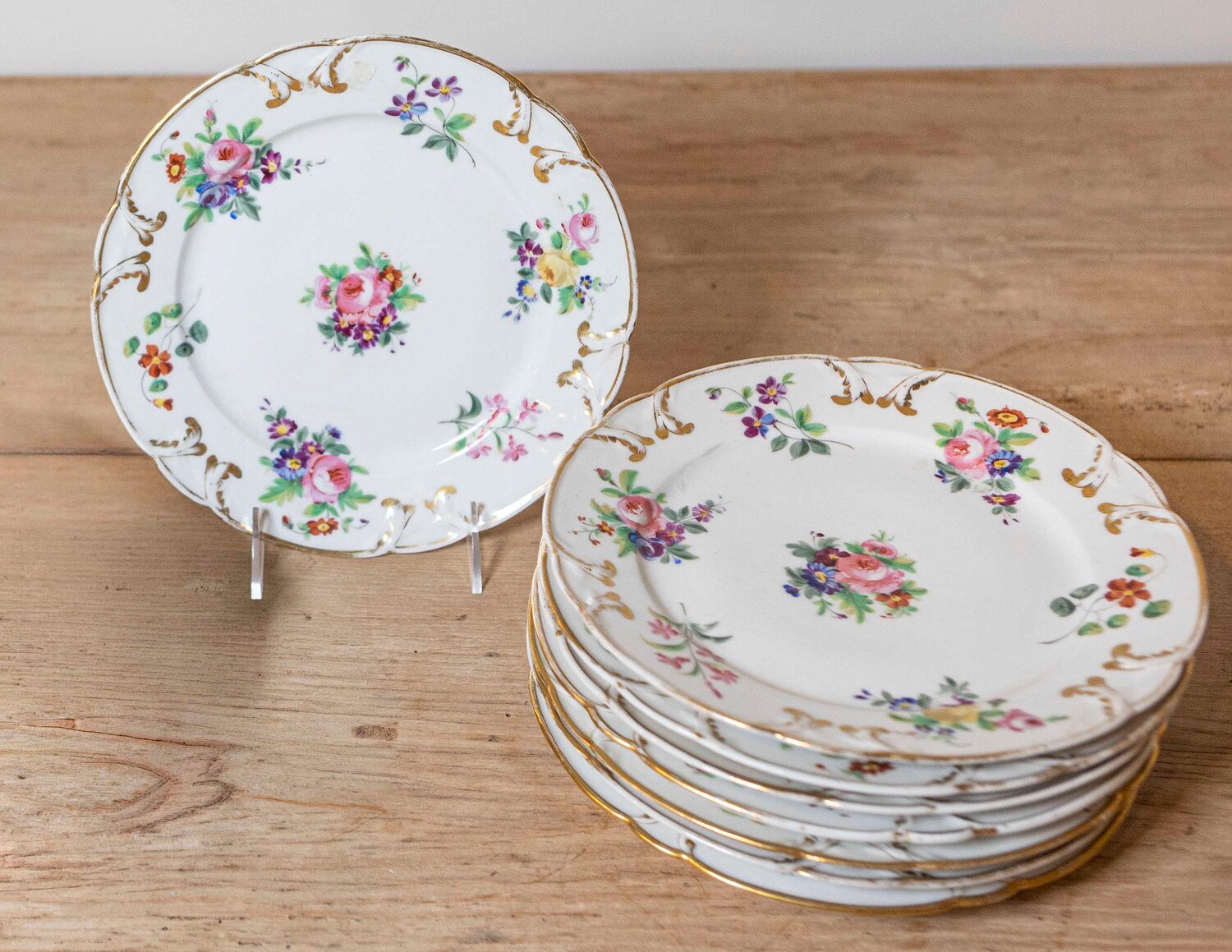 French Napoléon III Porcelain de Paris Plates with Floral Décor, Eight Available. - JAA