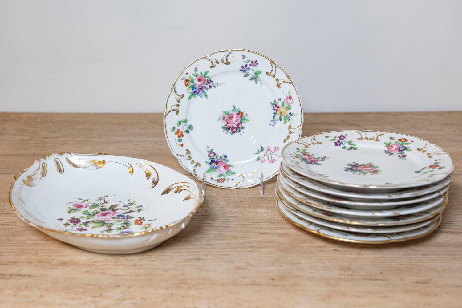French Napoléon III Porcelain de Paris Plates with Floral Décor, Eight Available. - JAA