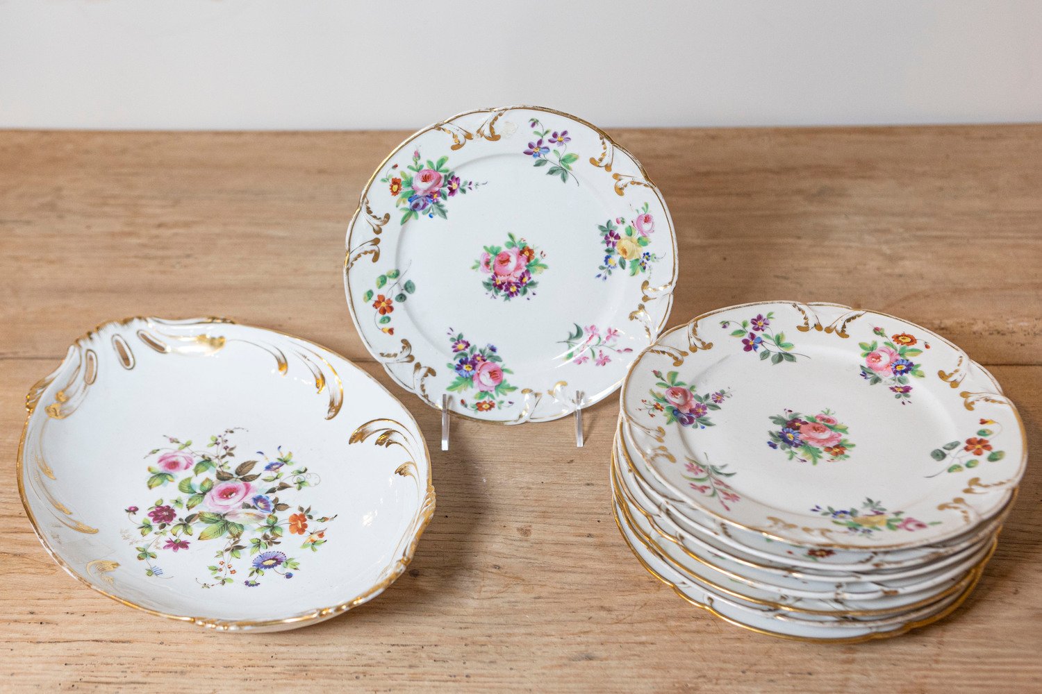 French Napoléon III Porcelain de Paris Plates with Floral Décor, Eight Available. - JAA