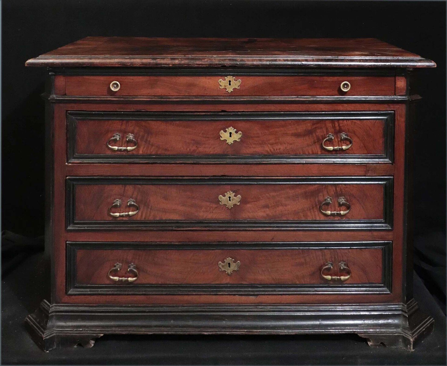 Sienese Walnut Chest of Drawers with Ebonized Moldings, 17th Century - JAA