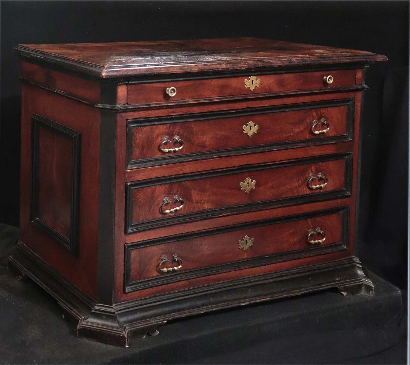 Sienese Walnut Chest of Drawers with Ebonized Moldings, 17th Century - JAA