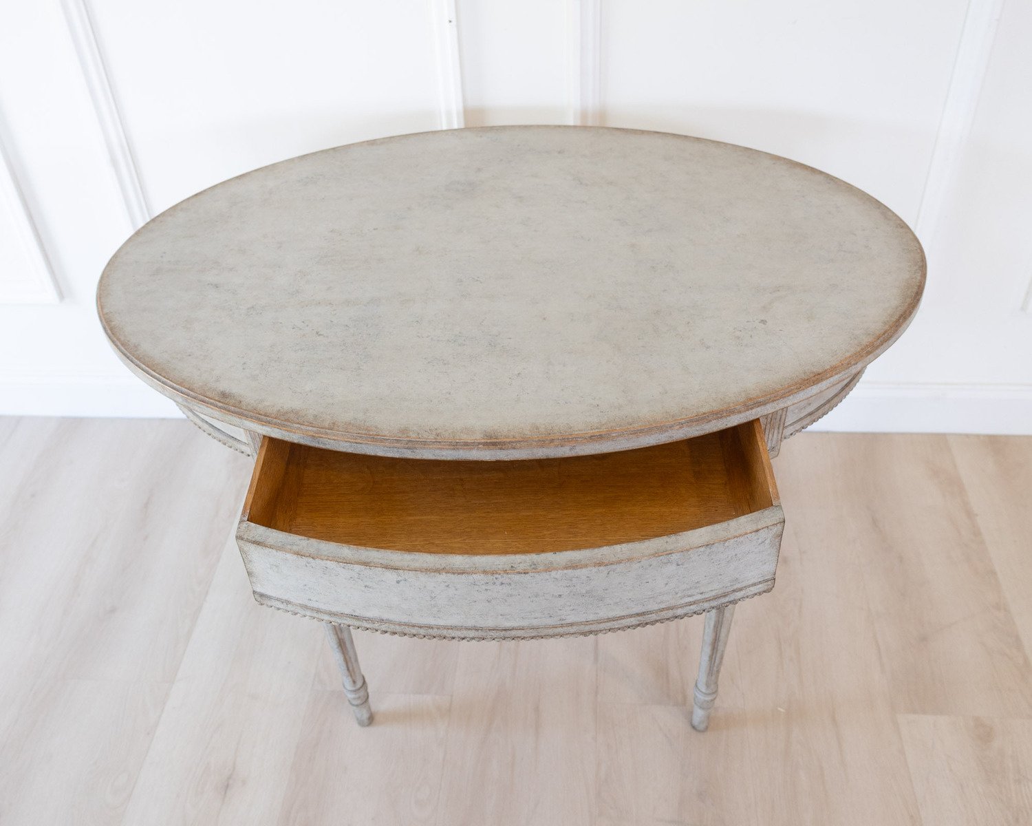 Oval table in the Gustavian style is finished in grey. - JAA