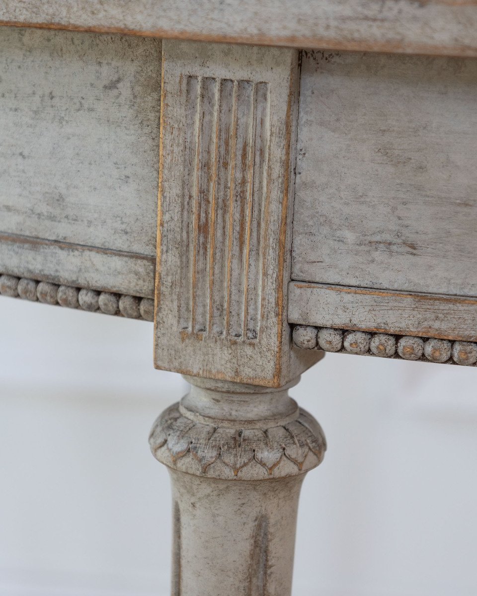 Oval table in the Gustavian style is finished in grey. - JAA