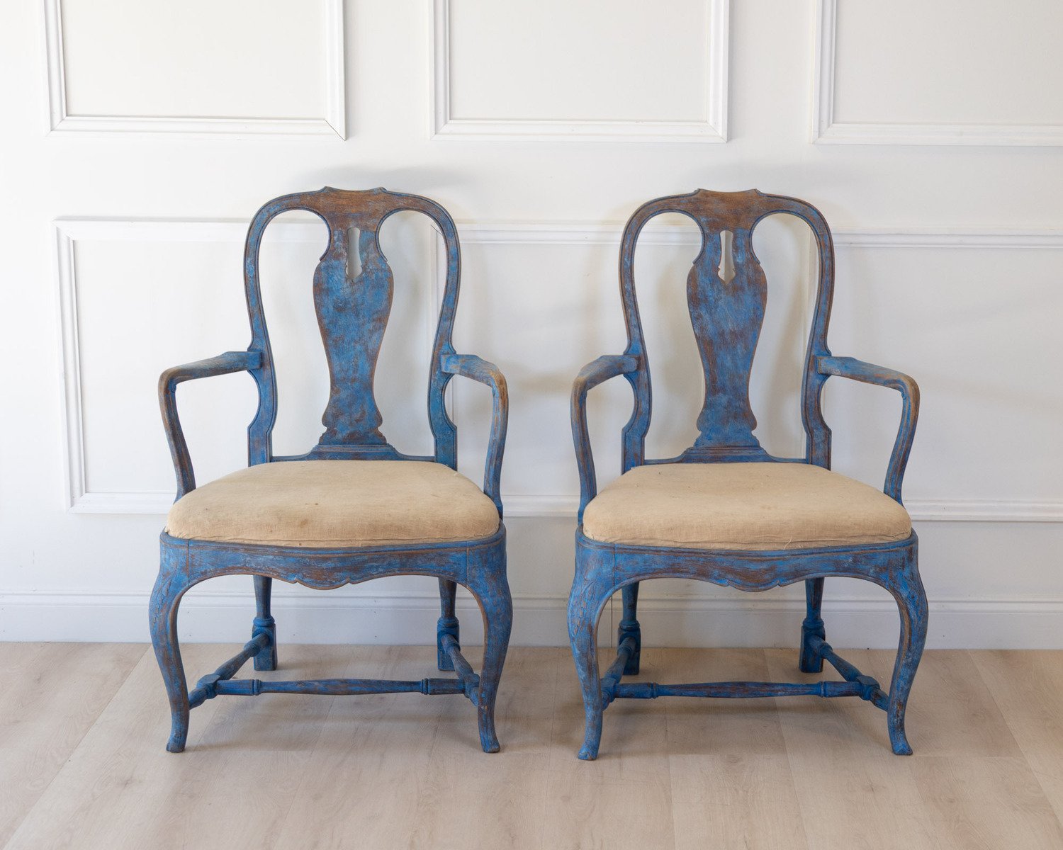 A beautiful pair of antique Swedish Rococo armchairs. - JAA