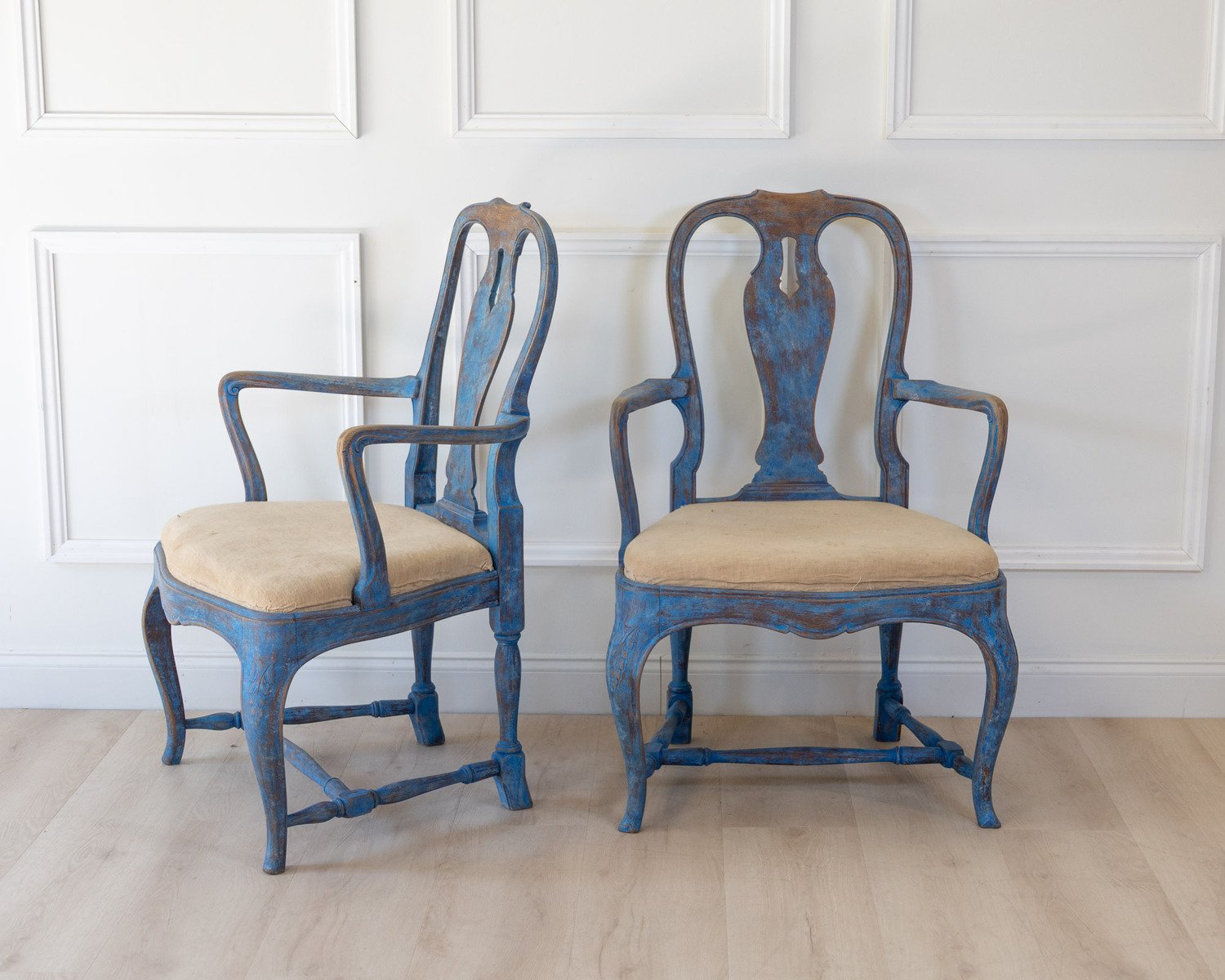 A beautiful pair of antique Swedish Rococo armchairs. - JAA