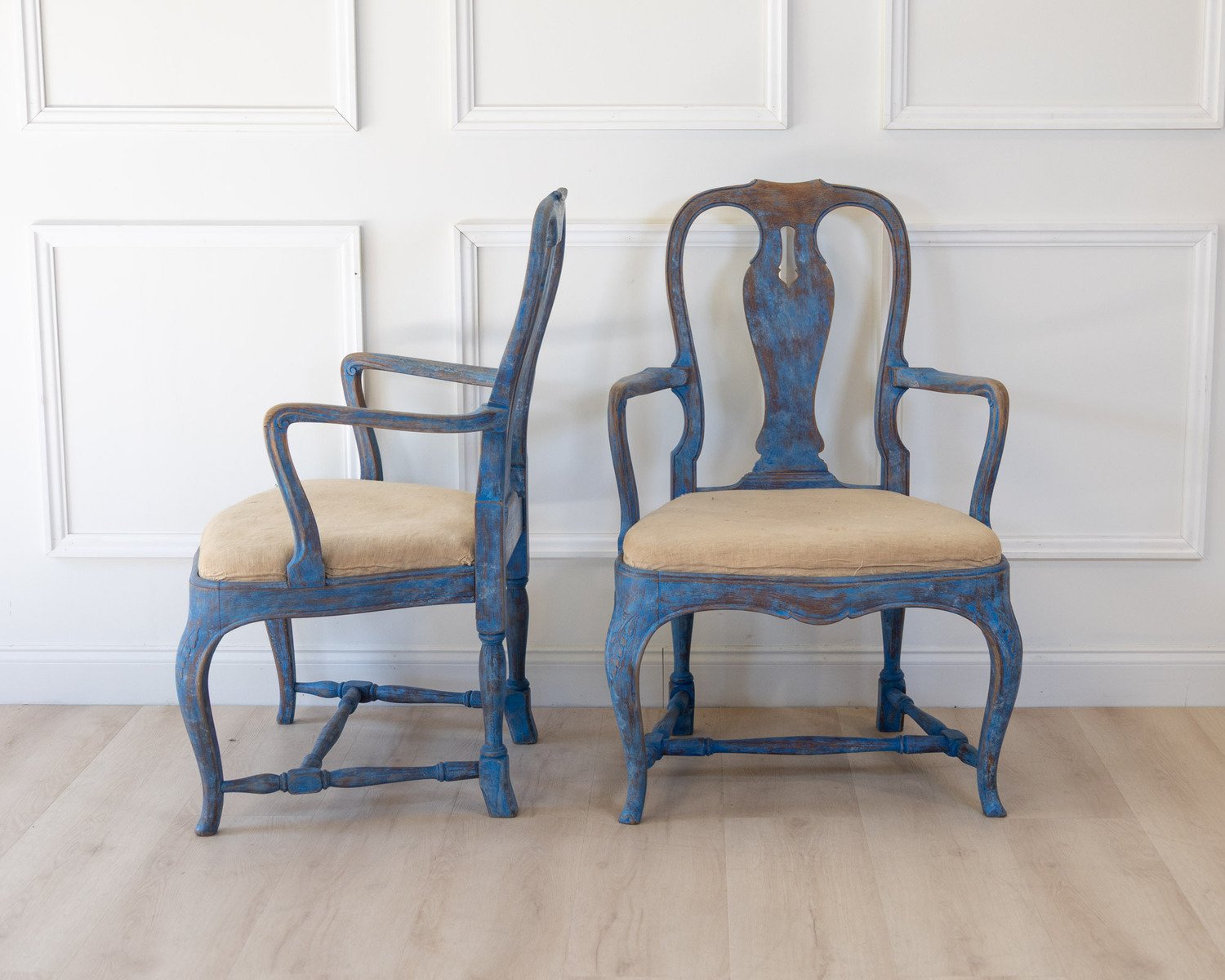 A beautiful pair of antique Swedish Rococo armchairs. - JAA
