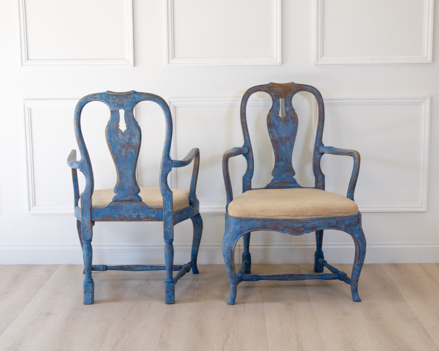 A beautiful pair of antique Swedish Rococo armchairs. - JAA