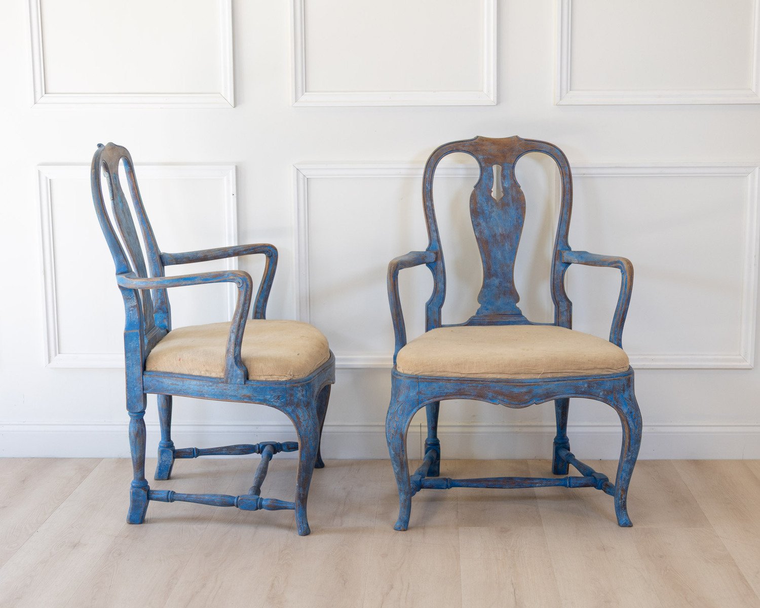 A beautiful pair of antique Swedish Rococo armchairs. - JAA