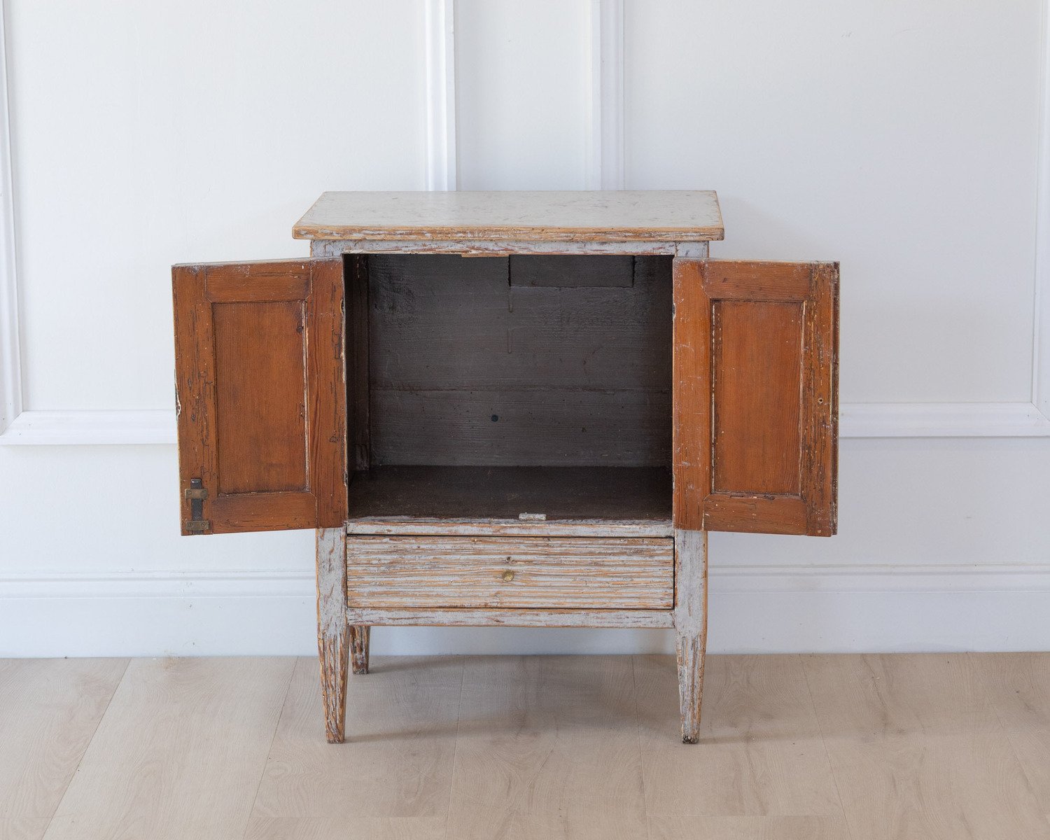 Gustavian Nightstand in Light Grey Paint, circa 1830 - JAA