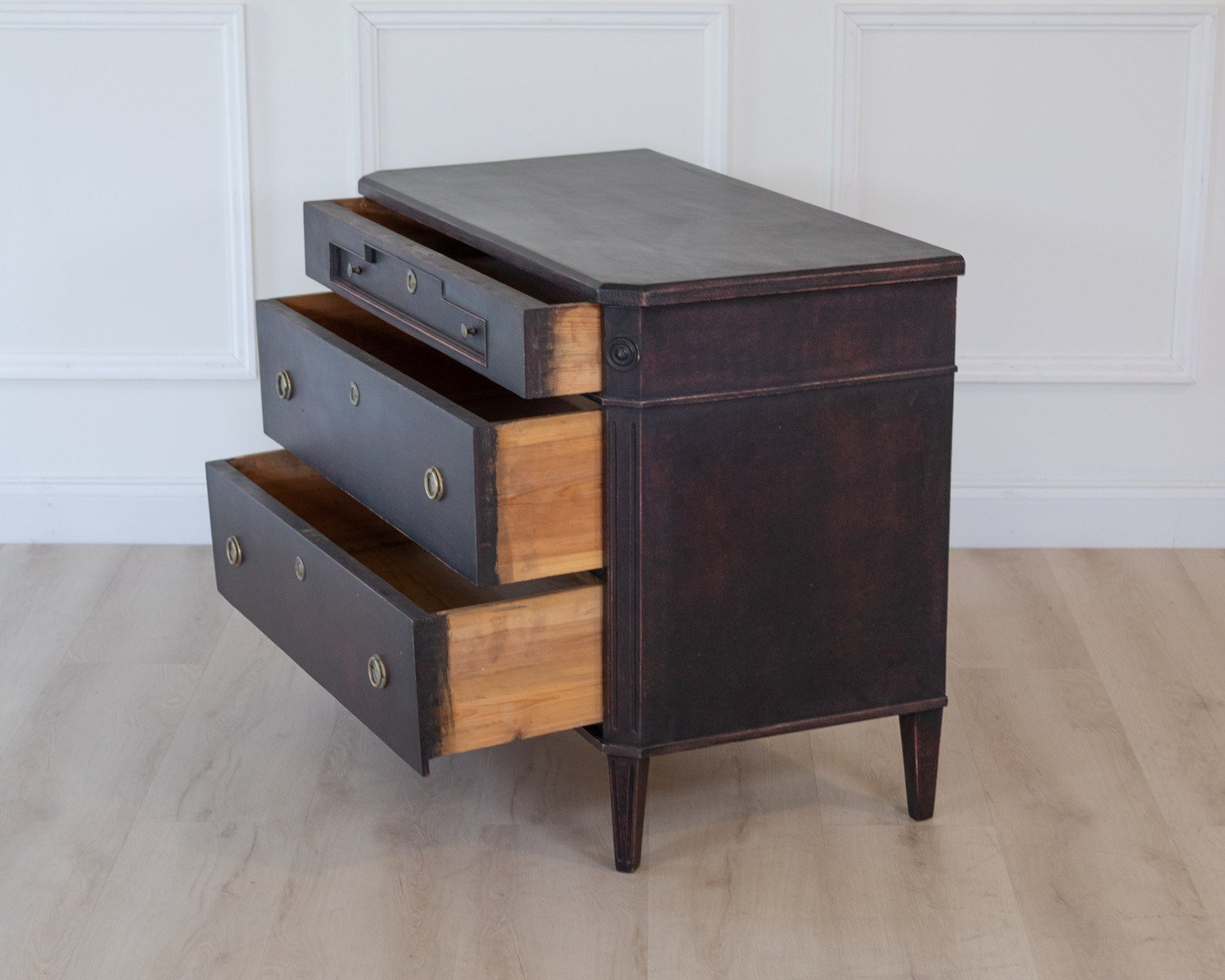 A unique Swedish chest of drawers reminiscent of the Gustavian style - JAA