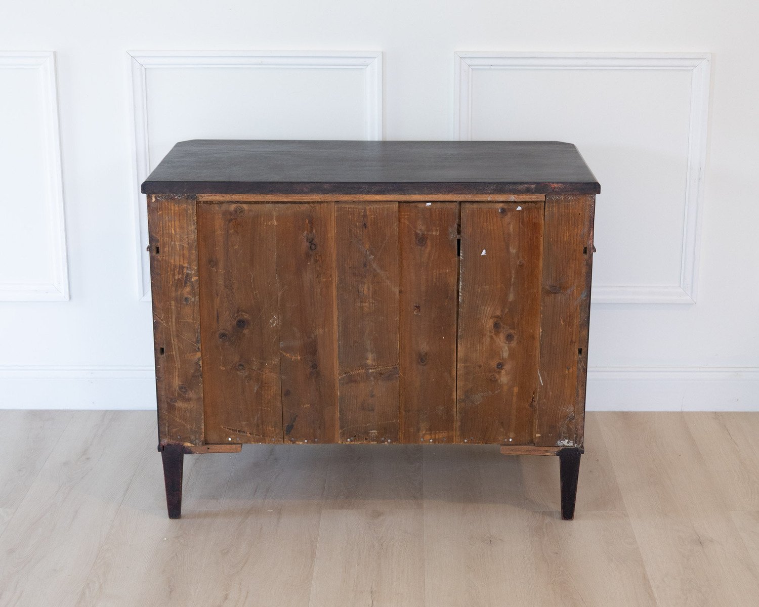 A unique Swedish chest of drawers reminiscent of the Gustavian style - JAA
