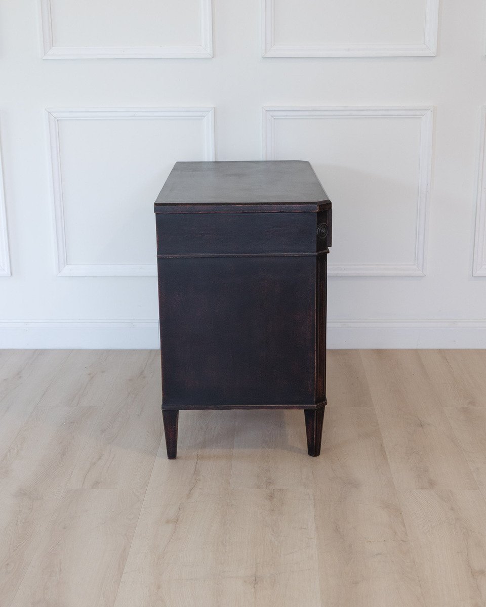 A unique Swedish chest of drawers reminiscent of the Gustavian style - JAA